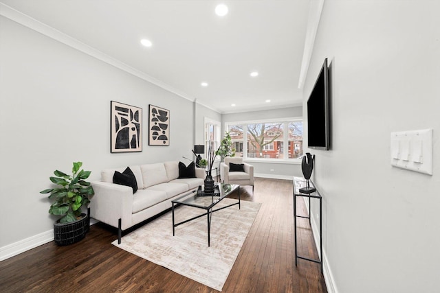 living room with hardwood / wood-style flooring, baseboards, ornamental molding, and recessed lighting