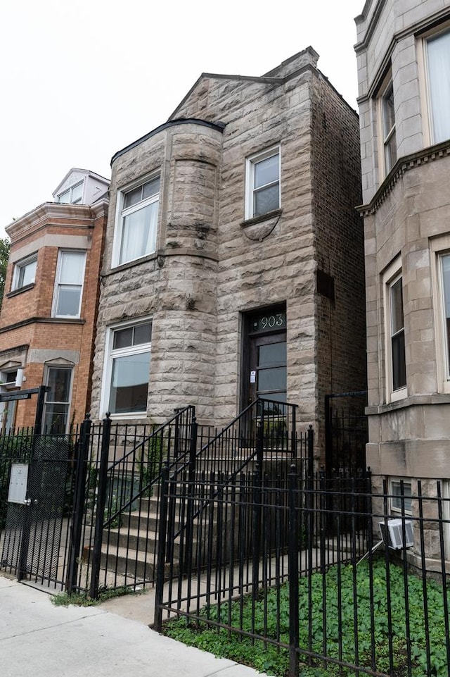 view of front of house with a fenced front yard