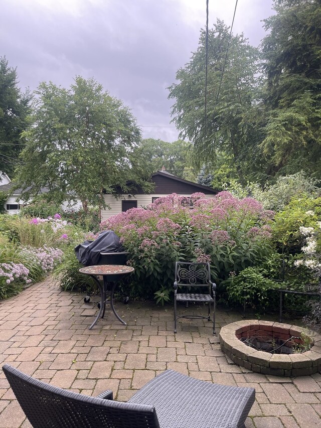 view of patio with an outdoor fire pit