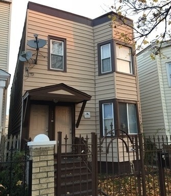 view of front of home featuring a fenced front yard