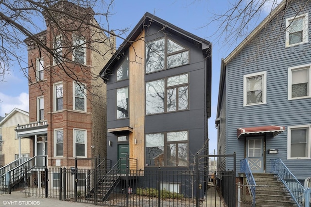 view of front of home with a fenced front yard