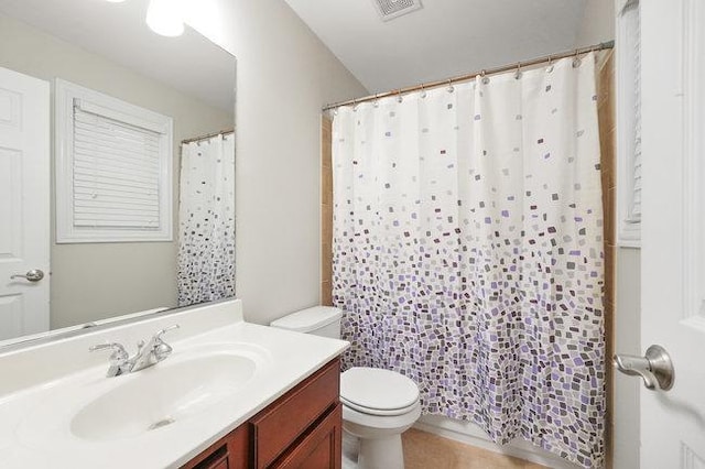 bathroom featuring toilet, a shower with curtain, visible vents, and vanity