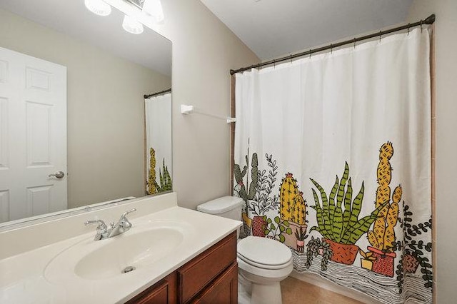 full bathroom featuring curtained shower, vanity, and toilet