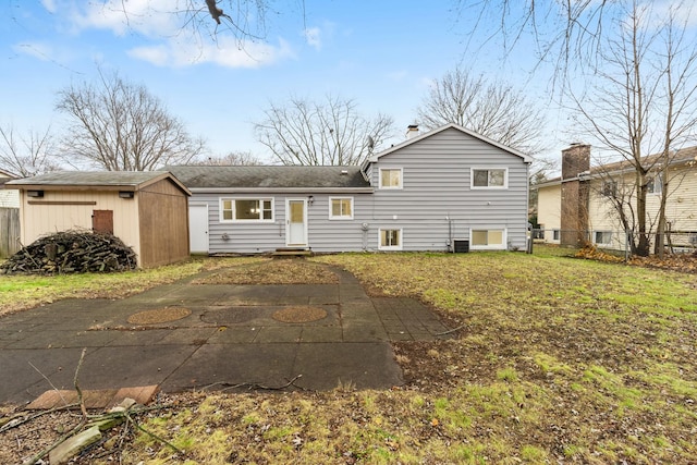 view of front of house featuring a front yard, fence, and an outdoor structure