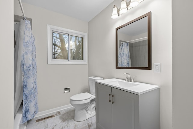 full bathroom with baseboards, visible vents, toilet, a shower with curtain, and vanity