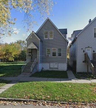 view of front facade with a front lawn