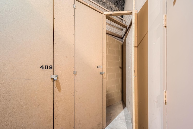 bathroom featuring concrete block wall