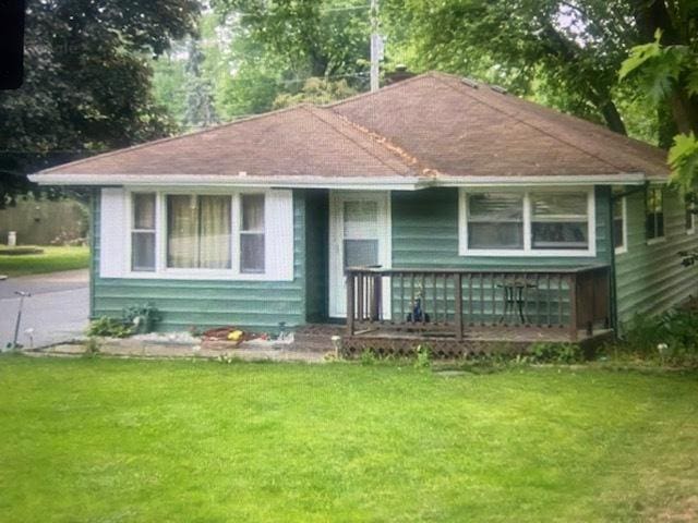 view of front of home featuring a front yard and covered porch