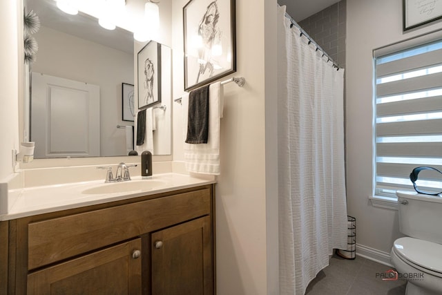 full bath with toilet, a shower with shower curtain, tile patterned flooring, baseboards, and vanity