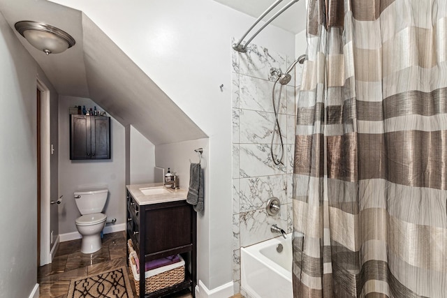 full bath featuring lofted ceiling, toilet, vanity, baseboards, and shower / bath combo