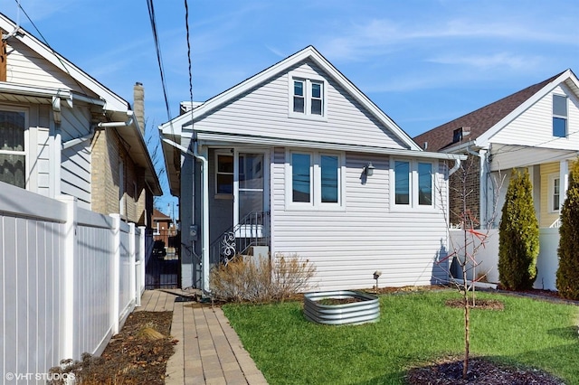 view of front facade featuring a front lawn and fence