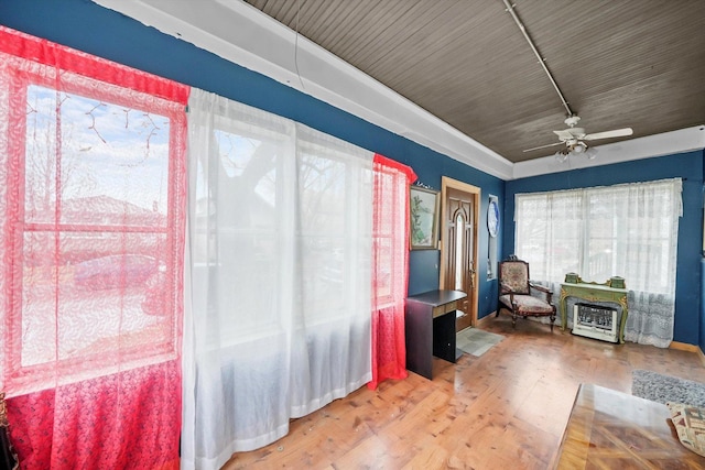 sitting room with light wood-style floors and ceiling fan