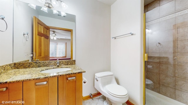 full bathroom featuring baseboards, a ceiling fan, tiled shower, toilet, and vanity