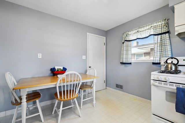 dining area with visible vents and baseboards