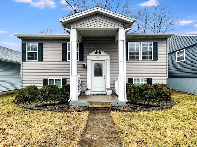 view of front of property featuring a front yard