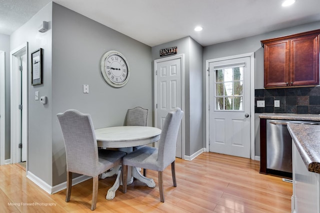 dining space with recessed lighting, light wood-style flooring, and baseboards