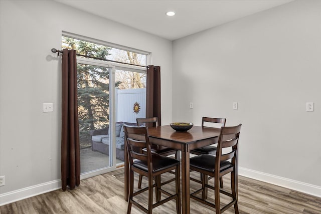 dining area featuring recessed lighting, light wood-type flooring, and baseboards