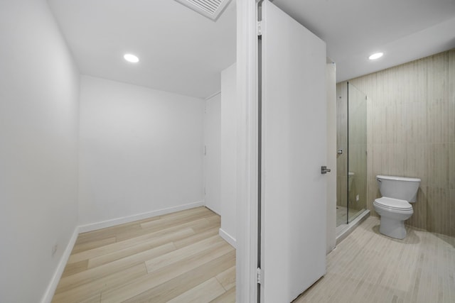 full bathroom featuring visible vents, toilet, wood finished floors, a shower stall, and recessed lighting