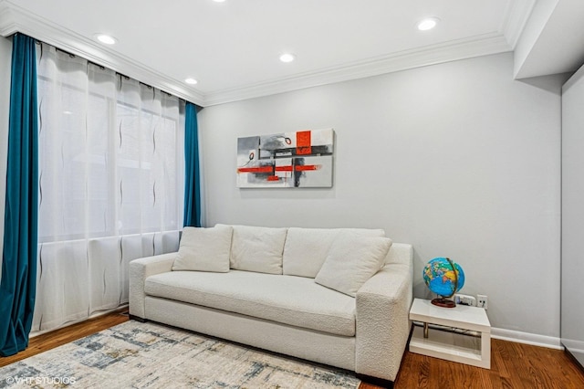 living area with recessed lighting, baseboards, wood finished floors, and ornamental molding