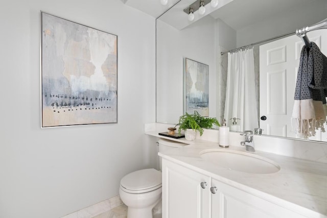 full bath with toilet, a shower with shower curtain, and vanity