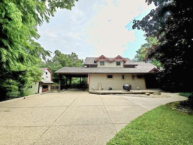 view of front of property featuring a carport and concrete driveway