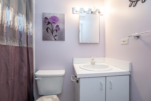 full bath featuring a shower with curtain, vanity, and toilet