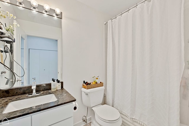 full bathroom featuring curtained shower, vanity, and toilet