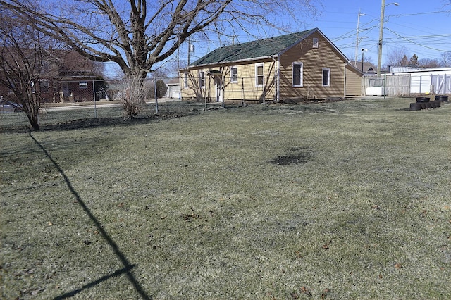 view of front facade featuring a front lawn and fence