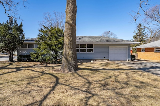 view of front facade featuring a front yard and an attached garage