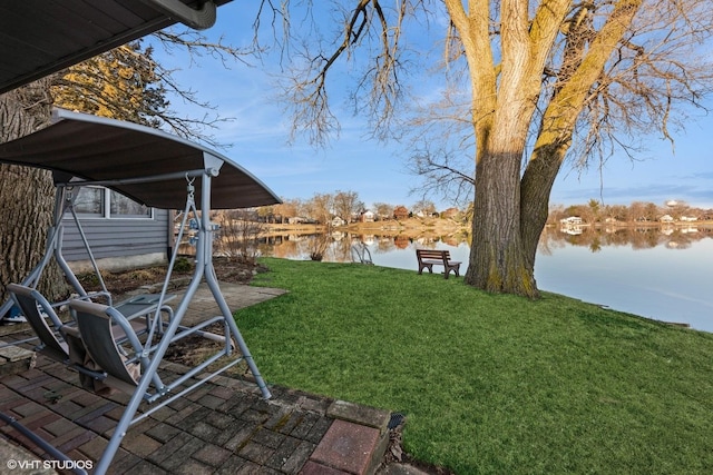 view of yard featuring a water view