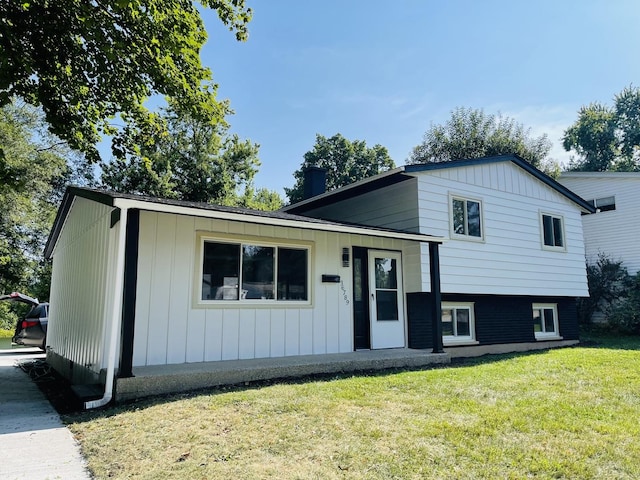 split level home featuring a front yard