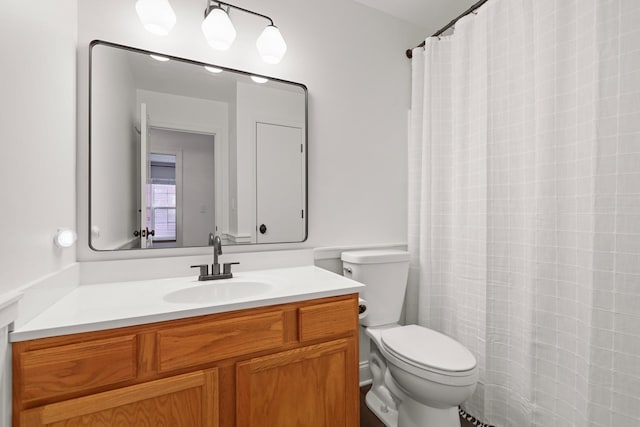 full bath featuring vanity, toilet, and a shower with curtain