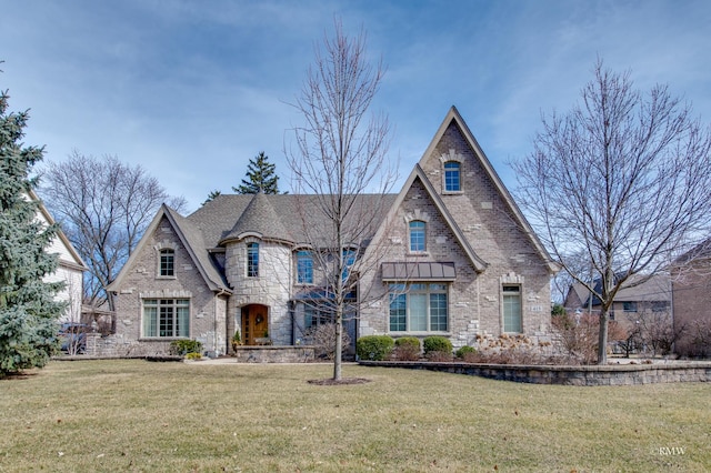 view of front facade featuring brick siding and a front lawn