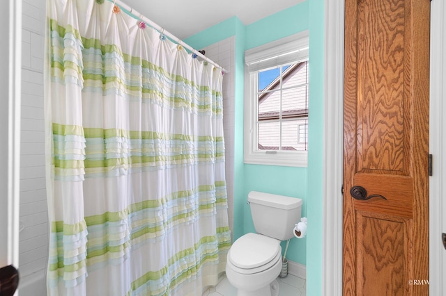 full bath featuring toilet, a shower with shower curtain, and baseboards