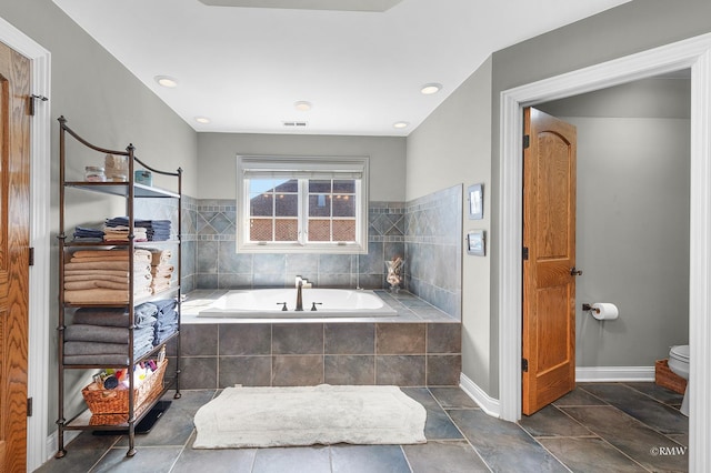 full bath with visible vents, a garden tub, toilet, recessed lighting, and baseboards