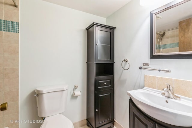 full bathroom with curtained shower, toilet, and vanity