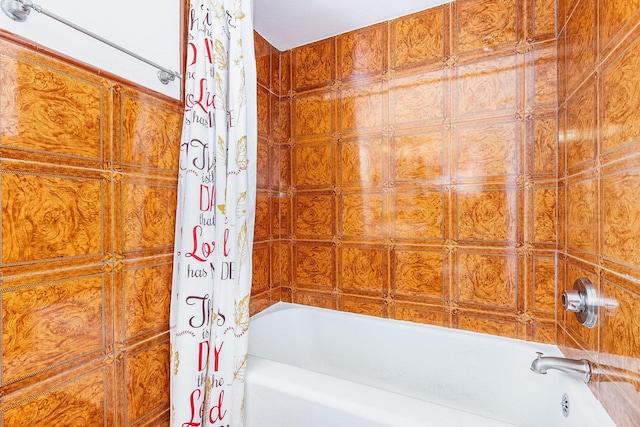 bathroom featuring shower / bath combo