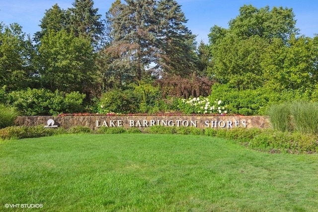 community sign featuring a yard