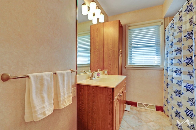 full bath with tile patterned flooring, vanity, visible vents, baseboards, and a shower with curtain