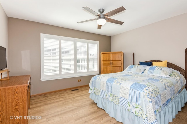 bedroom featuring visible vents, light wood-style flooring, baseboards, and ceiling fan