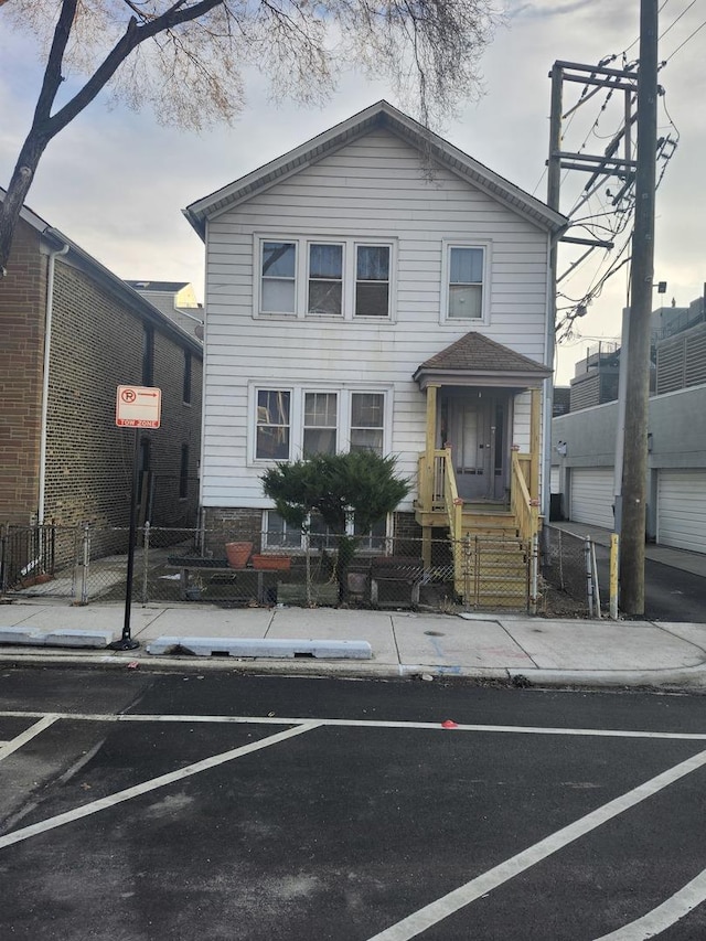 view of front of house featuring a fenced front yard