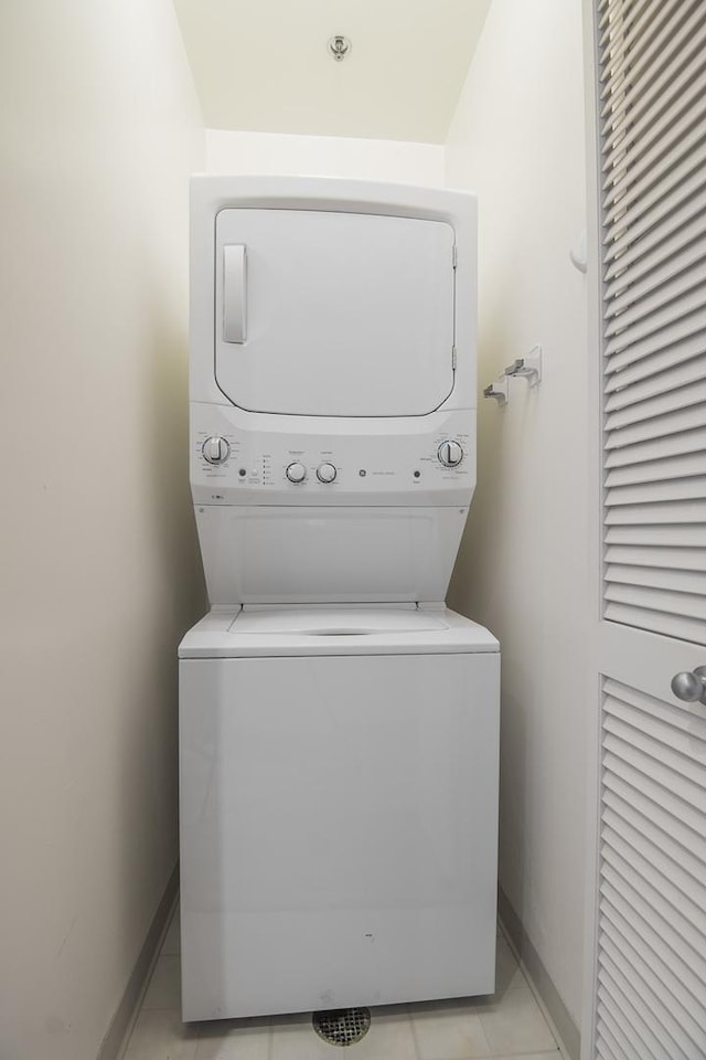 1322 S Prairie Ave Unit 1413, Chicago, IL 60605 - washroom featuring stacked washer / drying machine