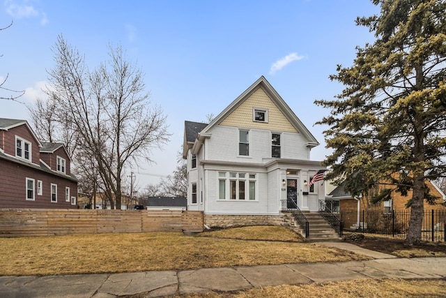 view of front facade featuring a fenced front yard