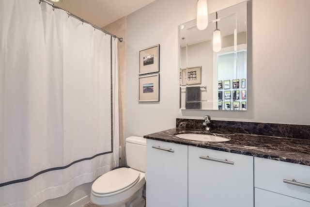 bathroom featuring a shower with curtain, vanity, and toilet