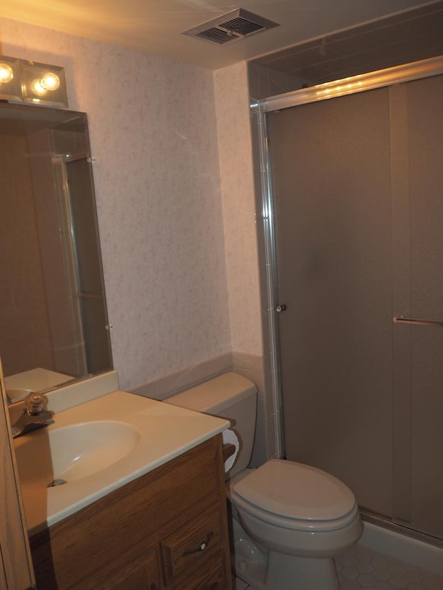 bathroom featuring a shower stall, visible vents, and wallpapered walls