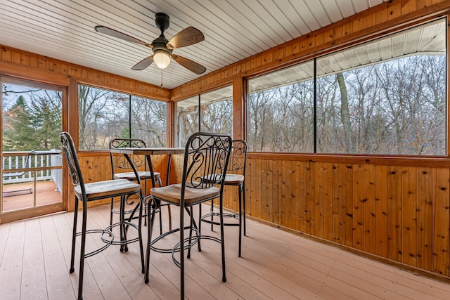 sunroom with ceiling fan