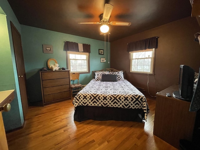 bedroom featuring light wood finished floors and a ceiling fan