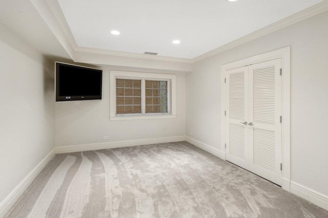 empty room with visible vents, baseboards, carpet, and ornamental molding