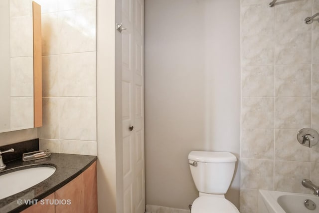 bathroom featuring vanity, toilet, and bathing tub / shower combination