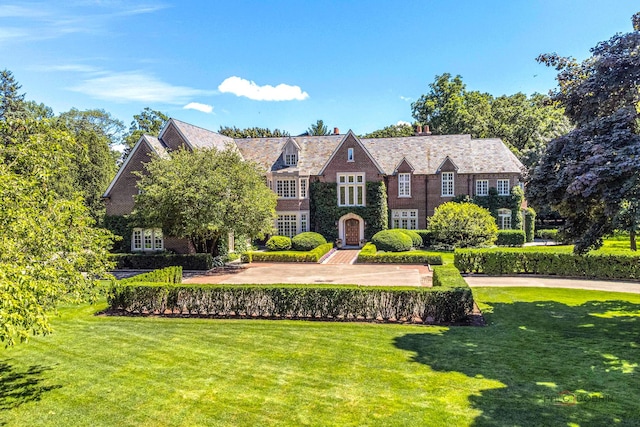 view of front of home with a front lawn